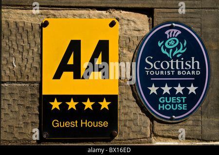 dh AA vier Sterne Guest House TOURISM SCOTLAND Plakette und Scottish Tourist Board Schild Hotel Rating Stars Stockfoto