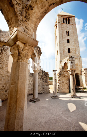 Die Ruinen der Kirche des Hl. Johannes des Evangelisten in Rab Kroatien - eine beliebte Touristenattraktion Stockfoto