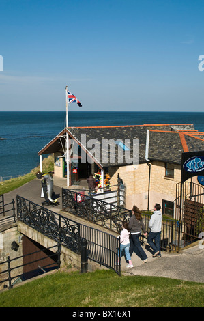 Dh St. Andrews Aquarium St Andrews Fife St. Andrews Aquarium Gebäude und Familie britischen Touristen Schottland Stockfoto