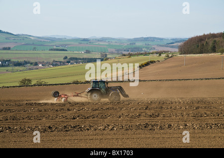 dh FARMING FIFE Scottish Tractor Rechen gepflügten Feld Farm Valley schottland Pflügen Maschine Ackerland Stockfoto