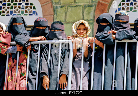 verschleierte Schulkinder Schleier Jabal Saber Taiz Jemen Orient Arabien Stockfoto