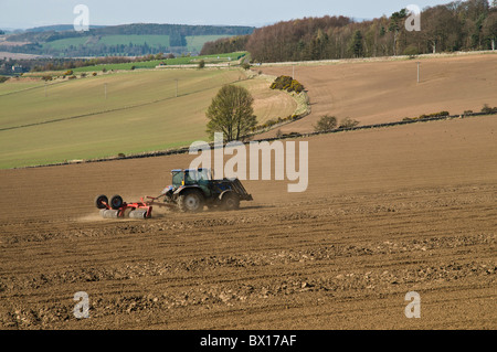 dh Farmland scotland FARMING FIFE Schottischer Traktor Rechen gepflügten Feld Bauernhof Tal Landwirtschaft Land Traktor Pflügen Felder Stockfoto