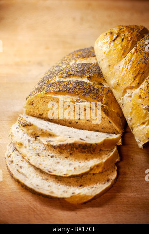 Frische Startseite - Zwiebel und wilder Reis Brot garniert mit Mohn gemacht Stockfoto