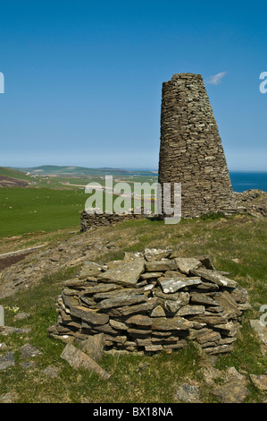 dh Finstown FIRTH ORKNEY Trockenmauern Torheiten Turm mit Blick auf Orkney Landschaft Torheit Stockfoto