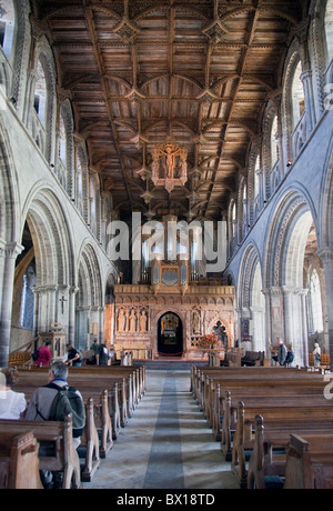 Innenraum mit Orgel und Altar, St Davids Cathedral, Pembroke, Wales Stockfoto
