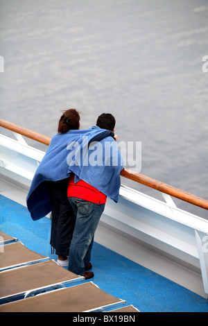 Paar im Regen stehen als ihr Schiff Hafen verlässt Stockfoto