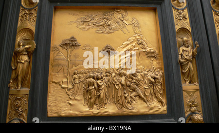 Panel mit Moses empfängt die zehn Gebote, die "Tore des Paradieses", von Lorenzo Ghiberti, Baptisterium, Florenz, Italien Stockfoto