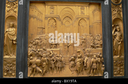 Panel mit Solomon und Sheba, die "Tore des Paradieses", von Lorenzo Ghiberti, Baptisterium, Florenz, Toskana, Italien Stockfoto