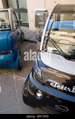 Elektroauto aufladen, dass Punkt, dass Autos Punkte aufladen Stadt Kleinstadt Ladestationen station im Stecker-Stecker Kabel Kabel angeschlossen Stockfoto