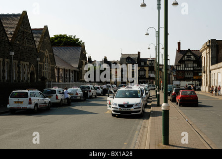 Taxis zum mieten auf dem Rang in Aberystwyth, Wales. Stockfoto