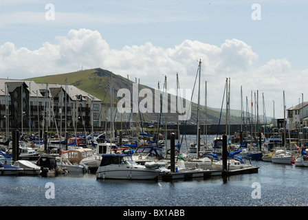 Boote vor Anker in der Marina im Hafen von Aberystwyth mit Kai Gehäuse hinten, Wales. Stockfoto