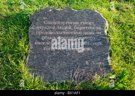 Zitat von Vladimir Lenin auf einer Steinplatte außerhalb der Holodomor Denkmal und Museum in Kiew, Ukraine Stockfoto