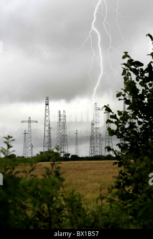 Ein Blitz über die UHF Antenne Masten an Rampisham Dorset Stockfoto