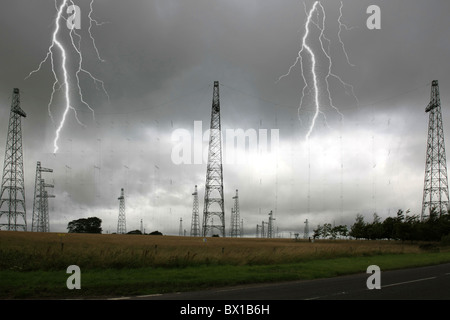 Ein Doppel Blitz über die UHF Antenne Masten an Rampisham Dorset Stockfoto