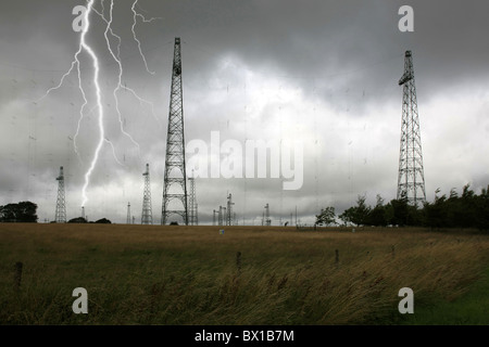 Ein Blitz über die UHF Antenne Masten an Rampisham Dorset Stockfoto