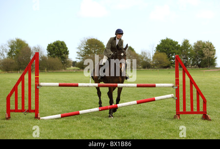 Pferd und Reiter Aufwärmen für Arbeiten Jäger zeigen Stockfoto