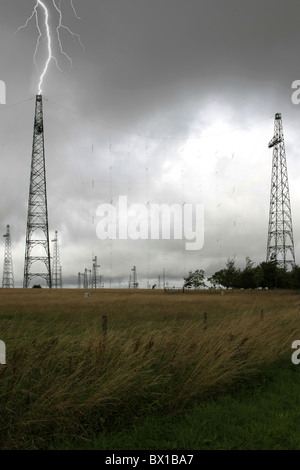 Ein Blitz über die UHF Antenne Masten an Rampisham Dorset Stockfoto