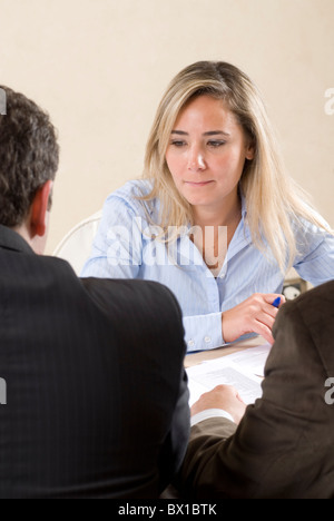 Business-Frau und zwei Geschäftsleute arbeiten im Büro Beirut-Libanon-Nahost Stockfoto