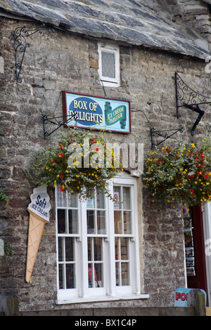 Box mit Freuden Eisdiele shop in Corfe Castle Village, Corfe Castle, Dorset UK im September Stockfoto