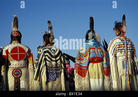 Bräunung Montana North American Indian Tage USA Amerika USA Womens traditionelle Tänzer Frauengruppe Stockfoto