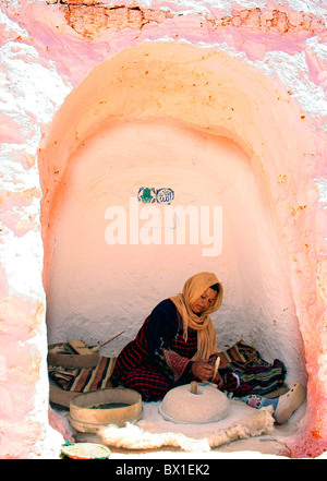 Traditionelle Berber Frau schleift Mais in unterirdischen Wohnung im Matmara Tunesien Modell veröffentlicht Stockfoto