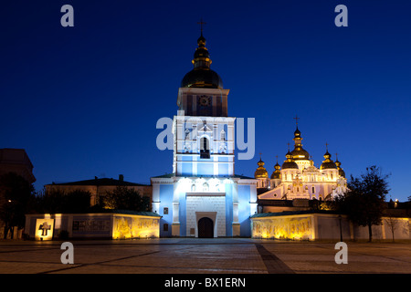Klosterkirche St. Michael in der Abenddämmerung in Kiew, Ukraine Stockfoto
