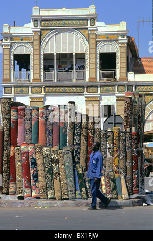 Afrika-Gebäude-Teppich Teppiche Dakar Mann Railway Station Händler Senegal Handel Stockfoto