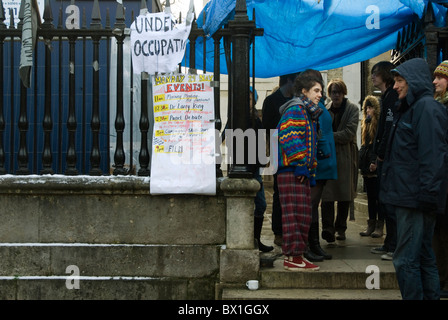 Studenten vor dem Gebäude der alten Schulen in Cambridge die sie besetzten Protest gegen geplante Erhöhungen der Studiengebühren Stockfoto