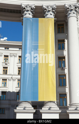 Nahaufnahme der ukrainischen Flagge an der Fassade des Ministeriums für auswärtige Angelegenheiten in Kiew, Ukraine Stockfoto