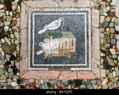 Mosaik Boden in Pompeji Darstellung Vögel stehlen Perlen aus einem Schmuck-box Stockfoto