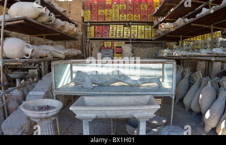 Abstellraum in Pompeji mit Regalen von Amphoren und der Besetzung eines Bürgers von Vulkanasche in einem Glaskasten lebendig begraben Stockfoto