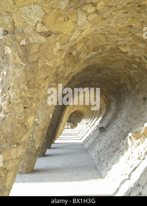 Barcelona-Spalten Gaudi Galerie Kolonnaden park Güell Durchgang Spanien Stockfoto