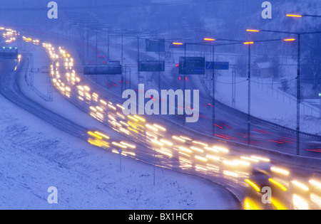 Verkehr auf der Autobahn Winter Auto Automobil Automobile Autos verschwommene Auto Autos Farbe Farbe außen Highw Stockfoto