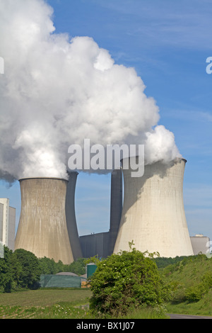 Kühltürme von Kraftwerk Neurath mit blauem Himmel Stockfoto