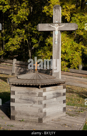 Hölzerne Kreuz und gut bei Pirogowo (Museum der Volksarchitektur und Leben der Ukraine) in Kiew, Ukraine Stockfoto