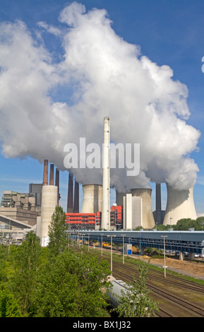 Kraftwerk Neurath mit blauem Himmel Stockfoto