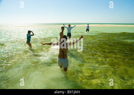 Ägypten, Sinai, Ras Mohammed Nationalpark junge Touristen an den sauberen Stränden. Das Rote Meer im Hintergrund Stockfoto