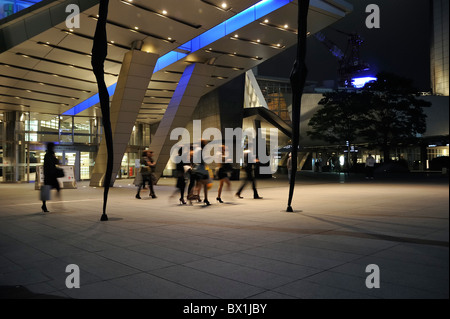 Japanische Frauen verlassen Mori Tower mit Einkaufstaschen in der Nacht, Roppongi Hills, Tokyo, Japan Stockfoto