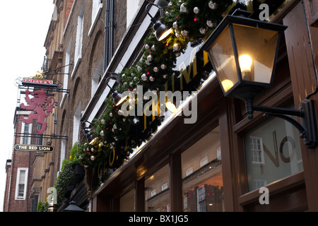 Weihnachtsschmuck vor London pub Stockfoto