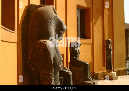 ägyptische Statuen im Inneren der Vatikanischen Museen, Vatikan, Rom, Italien Stockfoto