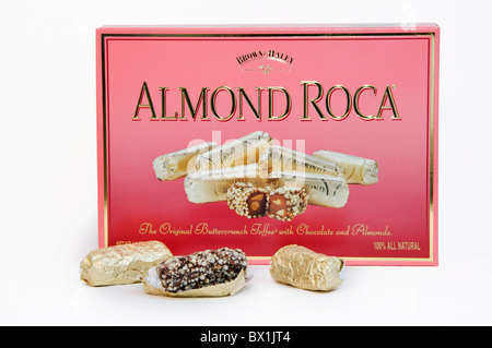 Almond Roca Süßigkeiten wird vor einer rosa Box gefüllt mit leckeren Süßigkeiten ange- Stockfoto