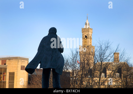 Statue von JB Priestley Blick in Richtung Rathaus Bradford West Yorkshire England Stockfoto