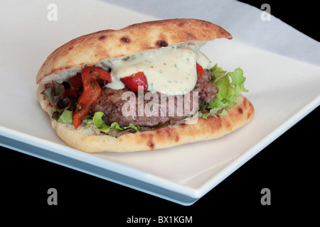 Hamburger in ein Ciabatta-Brötchen Stockfoto