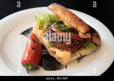 Hamburger in ein Ciabatta-Brötchen Stockfoto