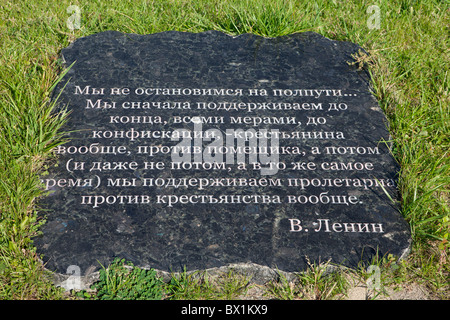 Zitat von Vladimir Lenin auf einer Steinplatte außerhalb der Holodomor Denkmal und Museum in Kiew, Ukraine Stockfoto