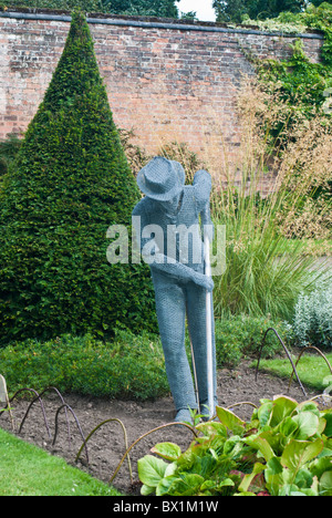 Draht-Skulptur im Rose Garden am in Newstead Abbey Nottinghamshire, England UK Stockfoto