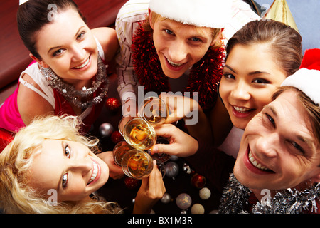 Ansicht von oben fröhliche Freunde mit Kanneluren Champagner auf der Suche nach oben Stockfoto