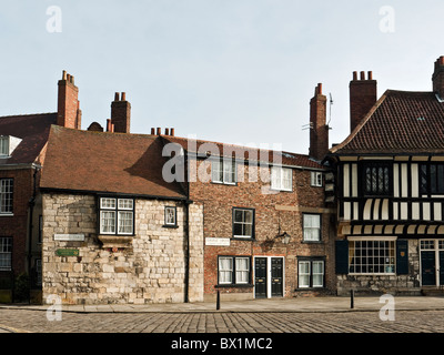 Ecke Minster Yard und College Street mit Teil des St William College in Winter Sonne, City of York, Yorkshire, Großbritannien Stockfoto