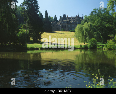 Schloss Roischholzhausen in der Nähe von Marburg ein der Lahn Schieferdach Türme Park Teich Enten Deutschland Europa Stockfoto