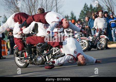 Mitglieder des Seattle-Kosaken-Motorrad-Stunt-Teams führen für die Menschenmenge vor dem Beginn der 2010 Olympia Toy Run. Stockfoto